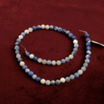 Sodalit doğal taş dizi 6mm – lacivert tonlarıyla zihin açıklığı, denge ve sezgisel farkındalık enerjisini yayan, güçlü görünümlü toptan doğal taş dizi.