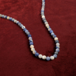 Sodalit doğal taş dizi 6mm – lacivert tonlarıyla zihin açıklığı, denge ve sezgisel farkındalık enerjisini yayan, güçlü görünümlü toptan doğal taş dizi.