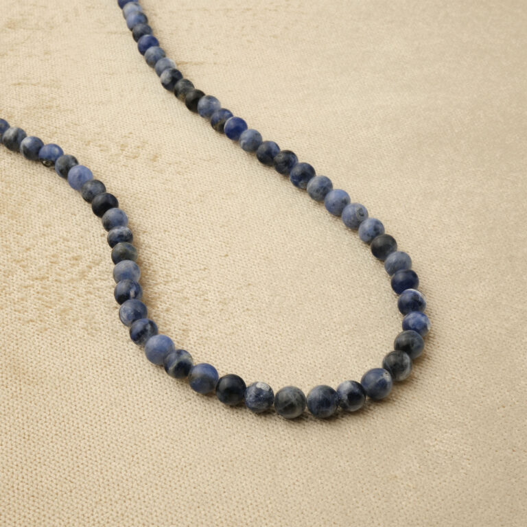 Sodalit doğal taş dizi 6mm – lacivert ve beyaz damarlarıyla zihin açıklığı ve denge sağlayan toptan doğal taş dizi.