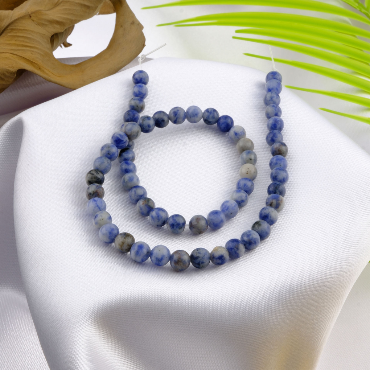 Sodalit taşı, lacivert zemininde beyaz damarlarıyla zihinsel berraklık, sezgi ve iç huzur sağlayan; takı ve enerji çalışmalarına uygun toptan doğal taş dizi.