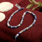 Sodalit doğal taş dizi 6mm – lacivert tonlarıyla zihin açıklığı, denge ve sezgisel farkındalık enerjisini yayan, güçlü görünümlü toptan doğal taş dizi.