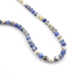 Sodalit 8mm toptan doğal taş dizi – lacivert ve beyaz damar desenleriyle bilinen zihinsel berraklık taşı; bileklik ve kolye tasarımlarında estetik bir derinlik sunar.