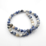 Sodalit 8mm toptan doğal taş dizi – lacivert ve beyaz damar desenleriyle bilinen zihinsel berraklık taşı; bileklik ve kolye tasarımlarında estetik bir derinlik sunar.