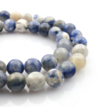 Sodalit 8mm toptan doğal taş dizi – lacivert ve beyaz damar desenleriyle bilinen zihinsel berraklık taşı; bileklik ve kolye tasarımlarında estetik bir derinlik sunar.