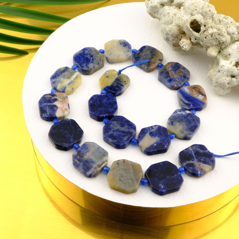 Sodalit doğal taş dizi — toptan doğal taş dizi; lacivert tonları ve beyaz damarlarıyla zihinsel berraklık, iletişim ve sezgi gücü sağlayan taş.