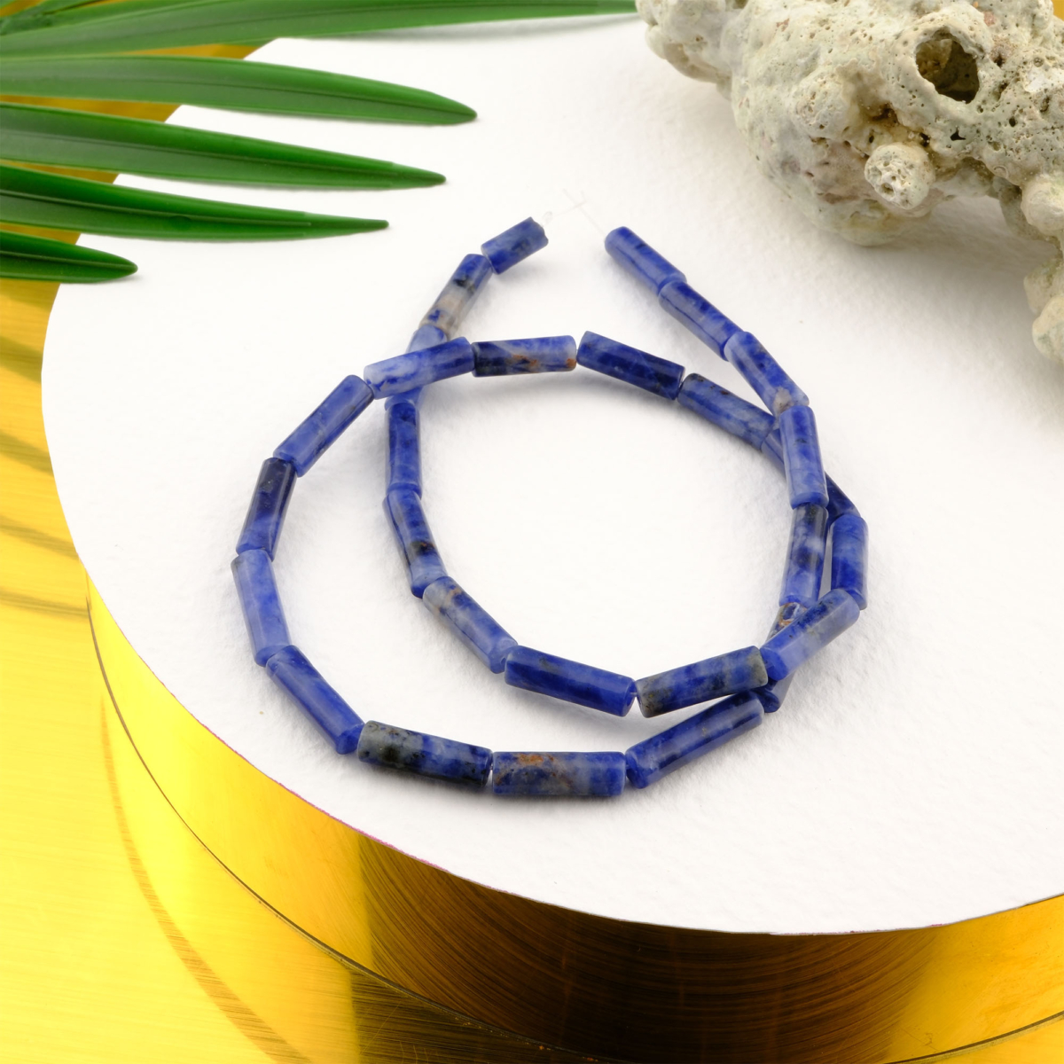 Sodalit doğal taş dizi — toptan doğal taş dizi; lacivert ve beyaz tonlarıyla sezgi, bilgelik ve zihinsel denge enerjisi taşıyan taş.