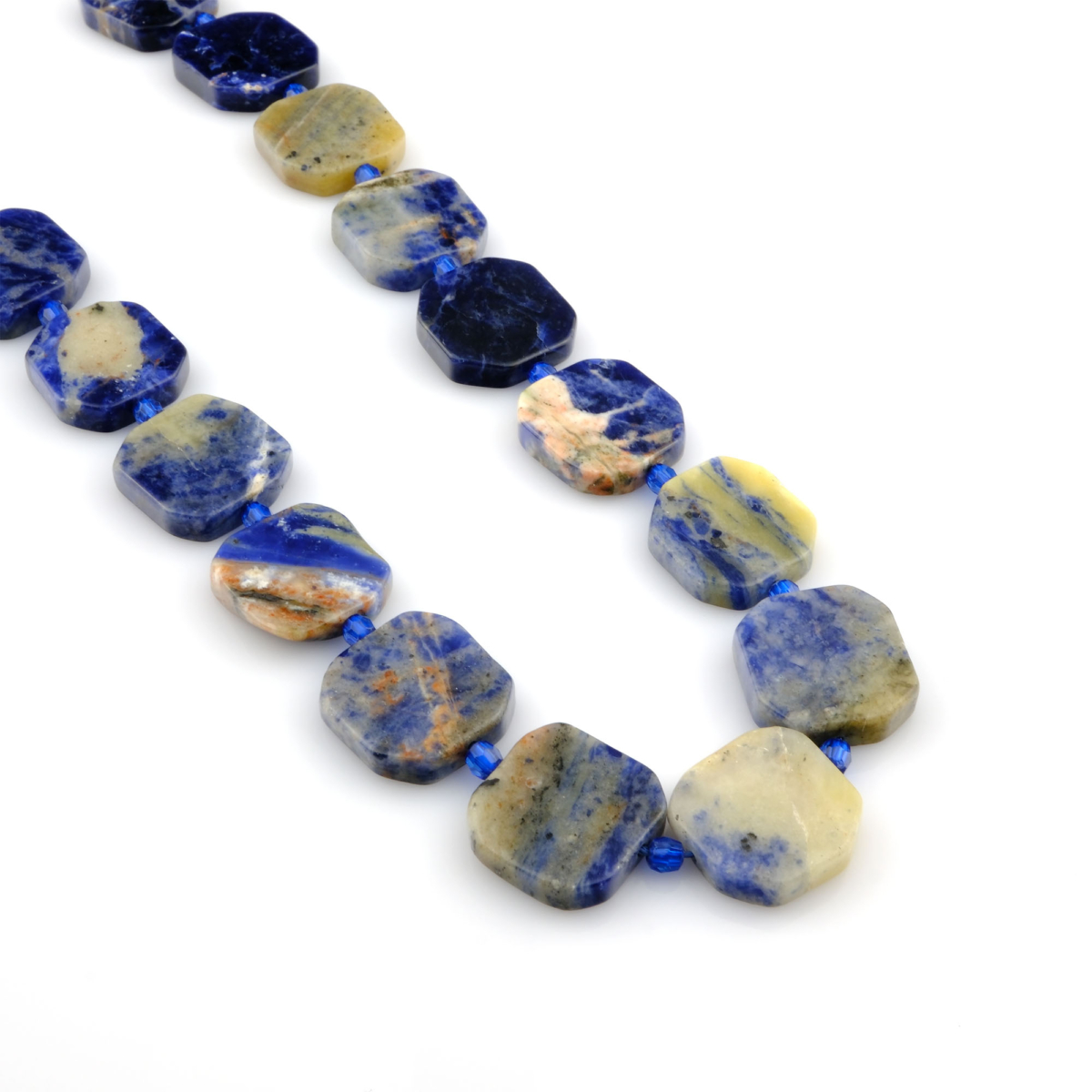 Sodalit doğal taş dizi — toptan doğal taş dizi; lacivert tonları ve beyaz damarlarıyla zihinsel berraklık, iletişim ve sezgi gücü sağlayan taş.