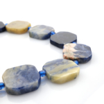 Sodalit doğal taş dizi — toptan doğal taş dizi; lacivert tonları ve beyaz damarlarıyla zihinsel berraklık, iletişim ve sezgi gücü sağlayan taş.