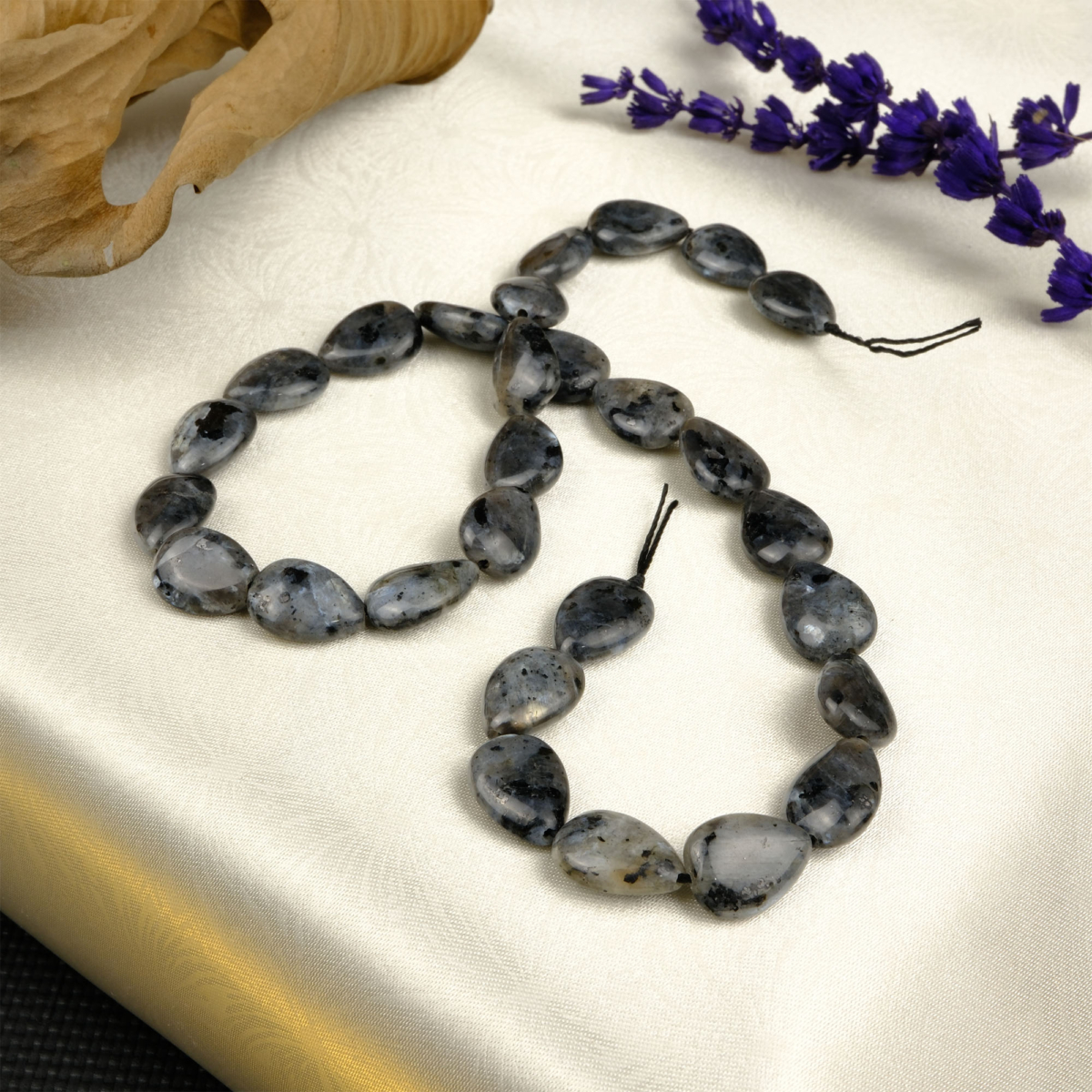 Spektrolit doğal taş dizi — toptan doğal taş dizi; ışığa göre renk değiştiren yansımalarıyla zarif ve enerjik takı tasarımları için idealdir.