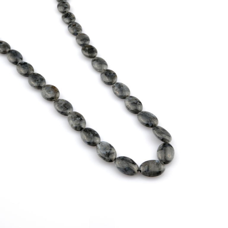 Spektrolit doğal taş dizi — toptan doğal taş dizi; ışığa göre değişen renk oyunlarıyla koruma, sezgi ve ruhsal farkındalık sağlayan taş.