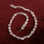 Tamburlu kuvars taşı, doğal formunu koruyan saydam beyaz kristal yapısıyla enerji arındırma ve dengeleme amacıyla kullanılan, takı tasarımlarında tercih edilen toptan doğal taş dizi olarak öne çıkar.