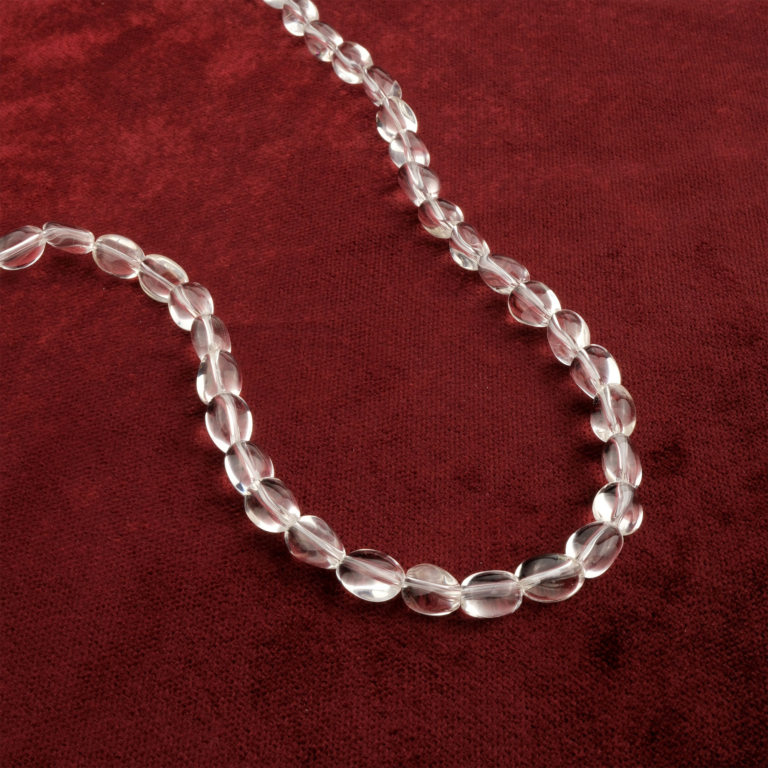 Tamburlu kuvars taşı, doğal formunu koruyan saydam beyaz kristal yapısıyla enerji arındırma ve dengeleme amacıyla kullanılan, takı tasarımlarında tercih edilen toptan doğal taş dizi olarak öne çıkar.