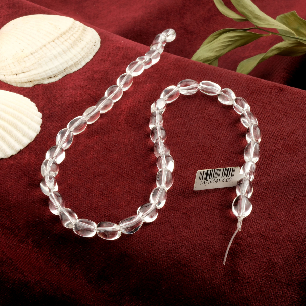 Tamburlu kuvars taşı, doğal formunu koruyan saydam beyaz kristal yapısıyla enerji arındırma ve dengeleme amacıyla kullanılan, takı tasarımlarında tercih edilen toptan doğal taş dizi olarak öne çıkar.