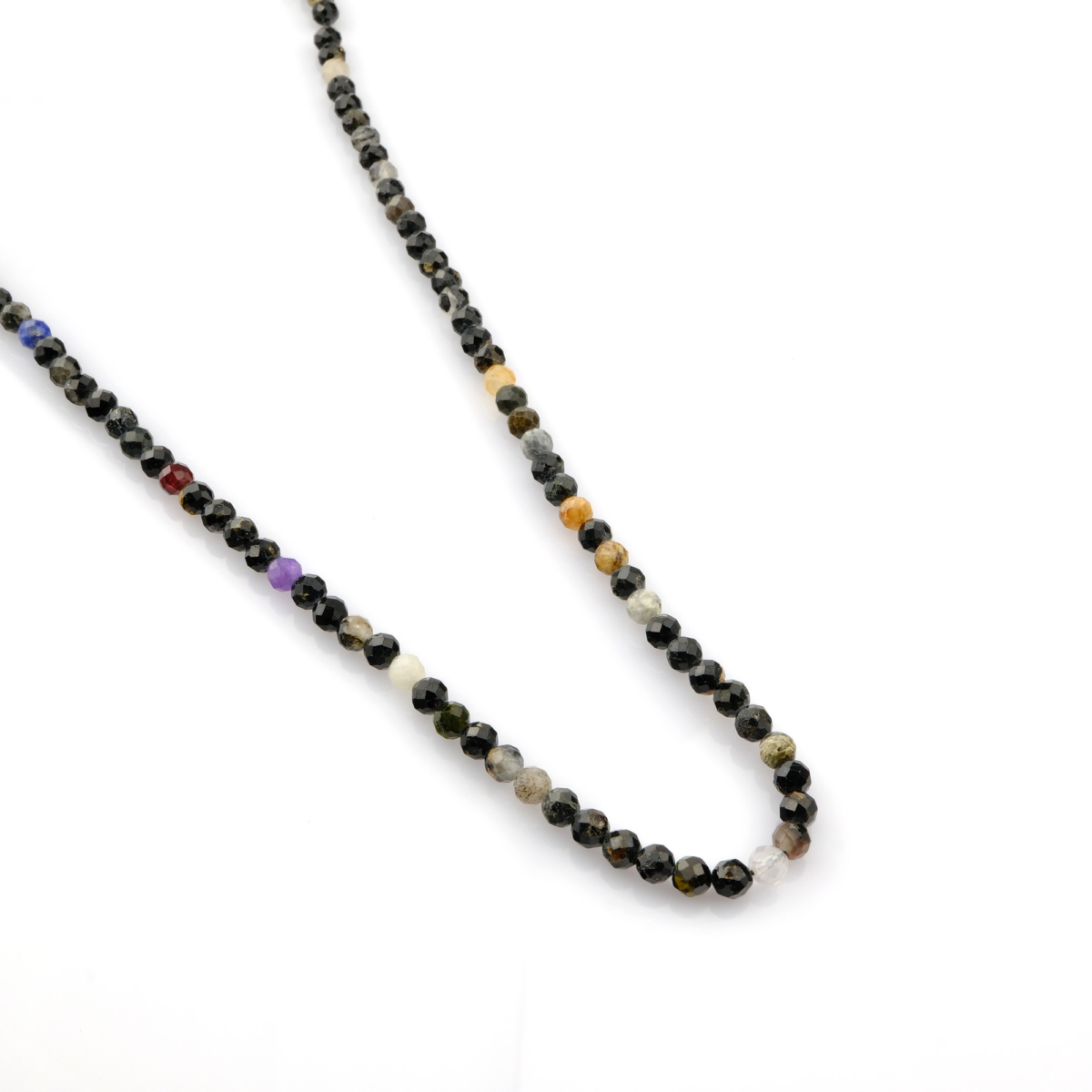 Turmalin doğal taş dizi 4mm – çok renkli yapısıyla enerji dengesini sağlayan, negatifliği dönüştüren toptan doğal taş dizi.