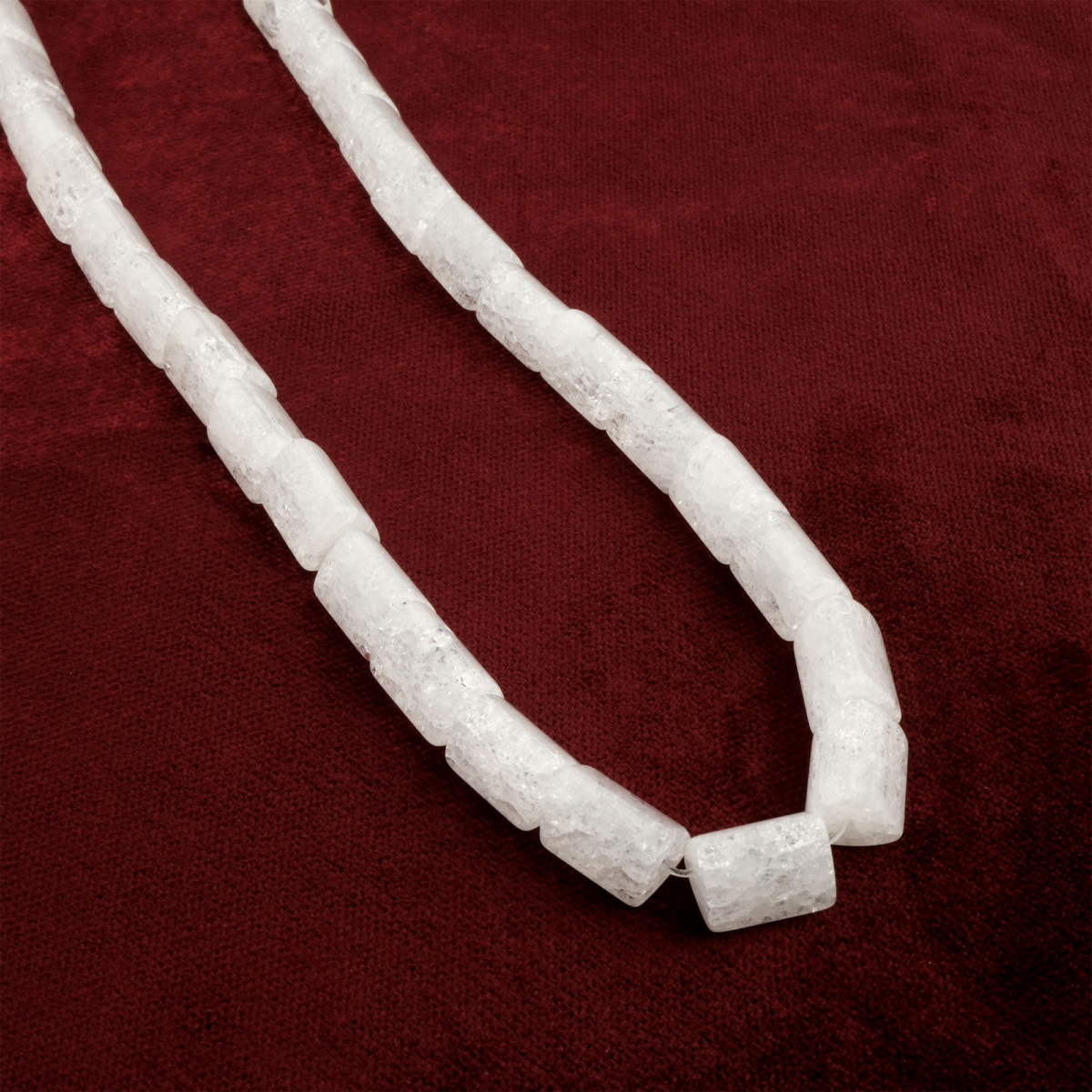 Üçgen kesimli Necef taşı, süt beyazı şeffaf yapısıyla arınma, denge ve saf enerji sağlayan; zarif takı tasarımlarına uygun toptan doğal taş dizi.