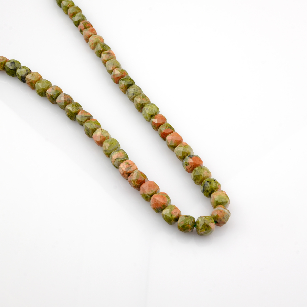 Unakit toptan doğal taş dizi – yeşil ve pembe tonların birleşimiyle denge, şifa ve duygusal uyum sağlayan özel doğal taş modeli.