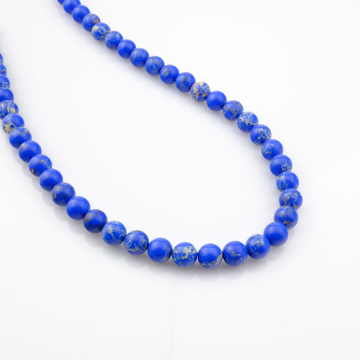 Varisit doğal taş dizi 8mm – açık yeşil tonlarıyla huzur, şifa ve içsel dinginlik sağlayan toptan doğal taş dizi.