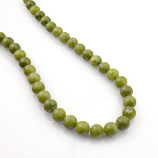 Yeşim doğal taş dizi 10mm – yeşil tonlarıyla huzur, denge ve bolluk enerjisini yansıtan toptan doğal taş dizi.