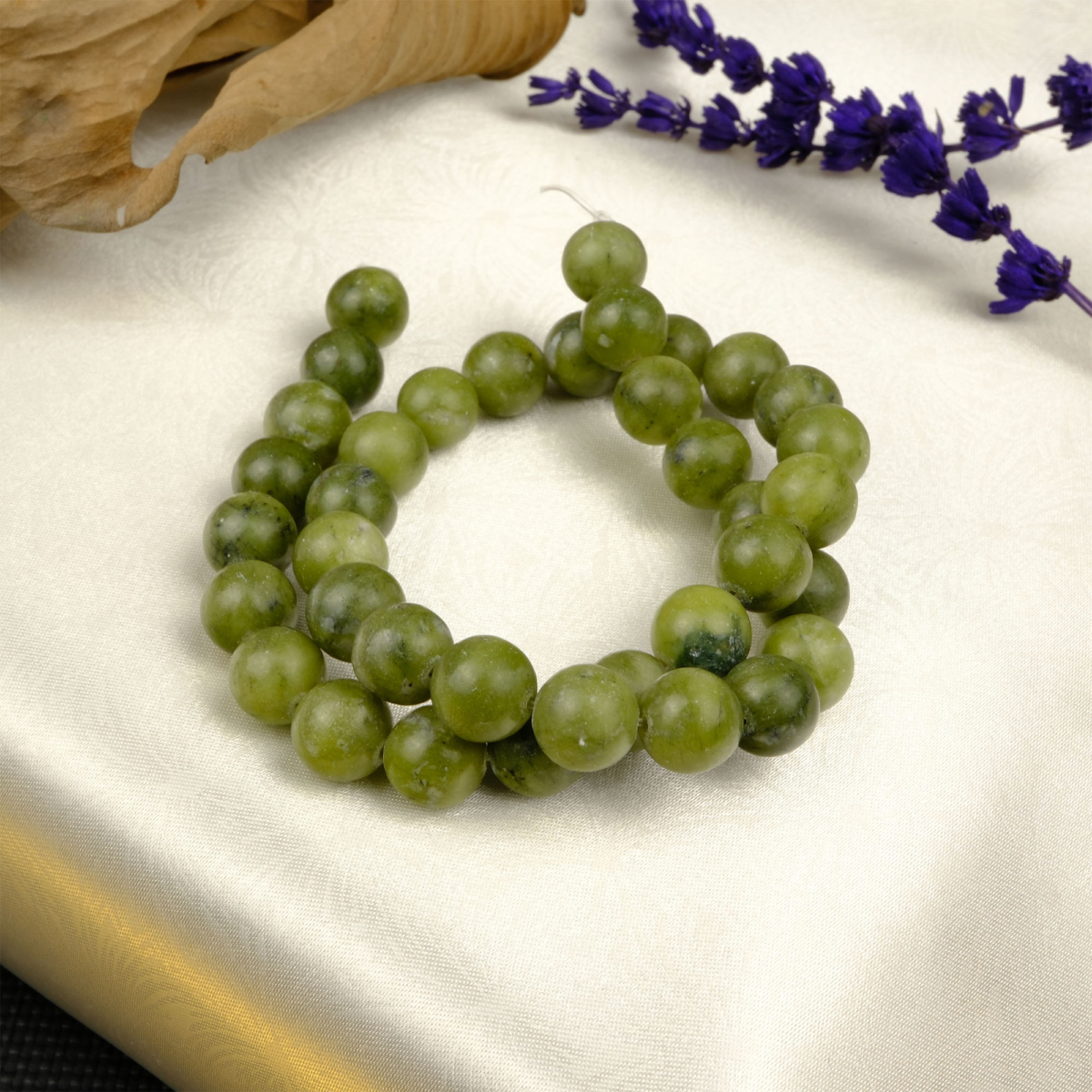 Yeşim doğal taş dizi 10mm – yeşil tonlarıyla huzur, denge ve bolluk enerjisini yansıtan toptan doğal taş dizi.