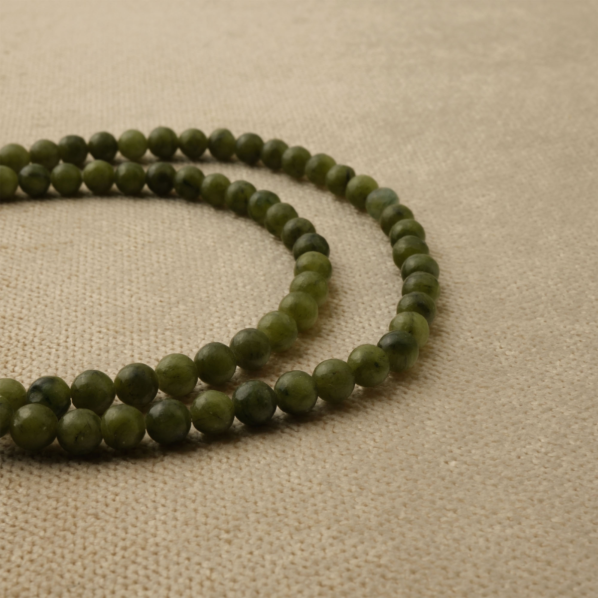 Yeşim doğal taş dizi 4mm – yeşilin huzur verici tonlarıyla denge, bolluk ve koruma enerjisi sunan toptan doğal taş dizi.