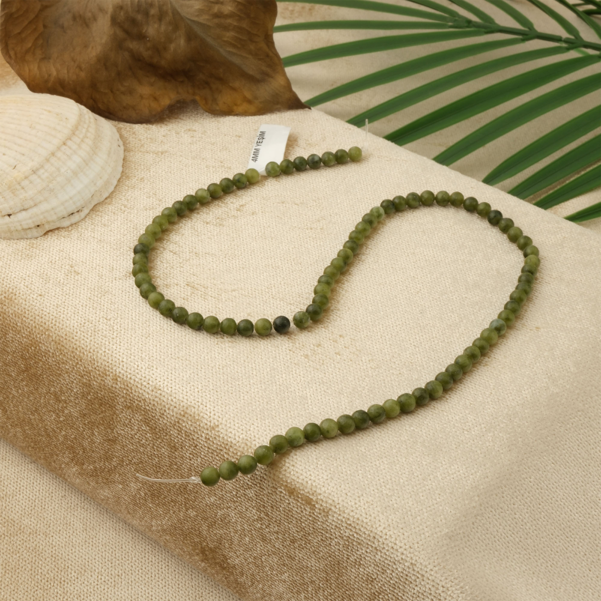 Yeşim doğal taş dizi 4mm – yeşilin huzur verici tonlarıyla denge, bolluk ve koruma enerjisi sunan toptan doğal taş dizi.