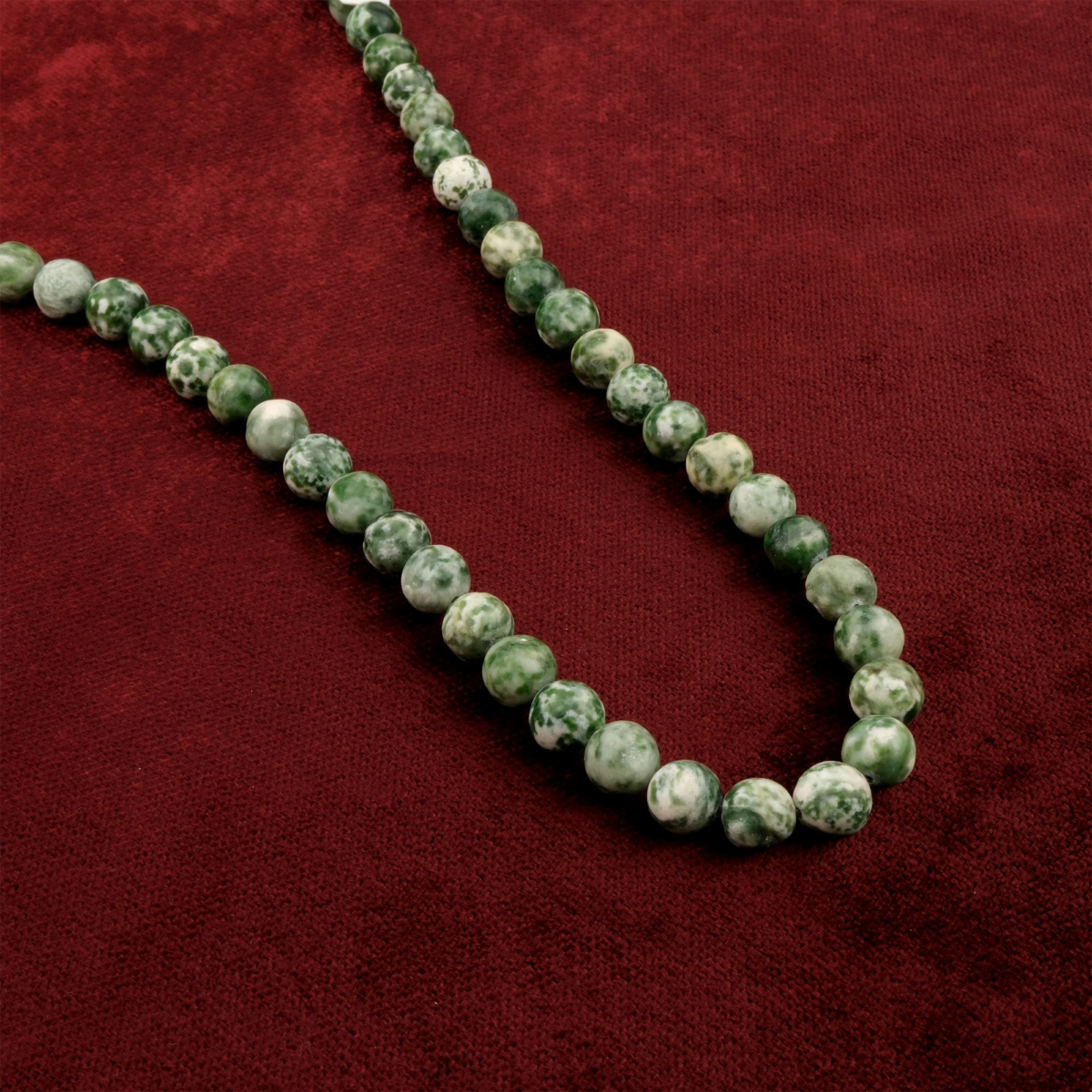 Yosunlu Jasper 8mm toptan doğal taş dizi – yeşil ve kahverengi damarlarıyla doğayla uyum enerjisini yansıtan taş; bileklik ve kolye tasarımlarında zarif ve dengeli bir görünüm sunar.