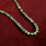 Yosunlu Jasper 8mm toptan doğal taş dizi – yeşil ve kahverengi damarlarıyla doğayla uyum enerjisini yansıtan taş; bileklik ve kolye tasarımlarında zarif ve dengeli bir görünüm sunar.