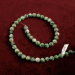 Yosunlu Jasper 8mm toptan doğal taş dizi – yeşil ve kahverengi damarlarıyla doğayla uyum enerjisini yansıtan taş; bileklik ve kolye tasarımlarında zarif ve dengeli bir görünüm sunar.