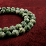 Yosunlu Jasper 8mm toptan doğal taş dizi – yeşil ve kahverengi damarlarıyla doğayla uyum enerjisini yansıtan taş; bileklik ve kolye tasarımlarında zarif ve dengeli bir görünüm sunar.