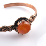 toptan doğal taş bileklik akik taşı bakır bileklik, doğal akik taşının dengeleyici enerjisi ile bakırın güçlü iletken yapısını bir araya getiren özel tasarım takı