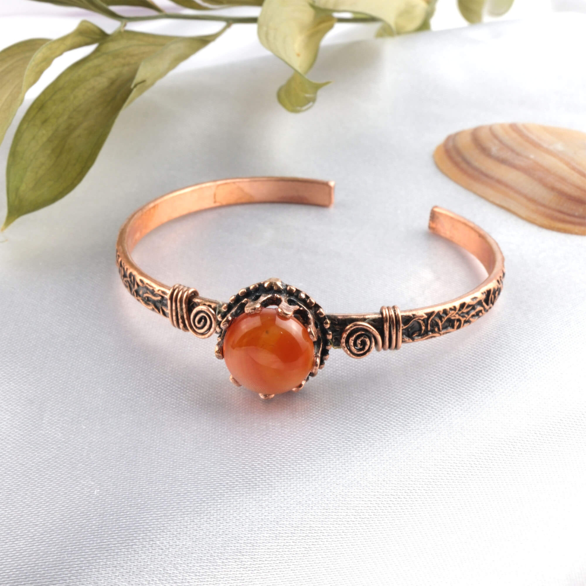 toptan doğal taş bileklik akik taşı bakır bileklik, doğal akik taşının dengeleyici enerjisi ile bakırın güçlü iletken yapısını bir araya getiren özel tasarım takı