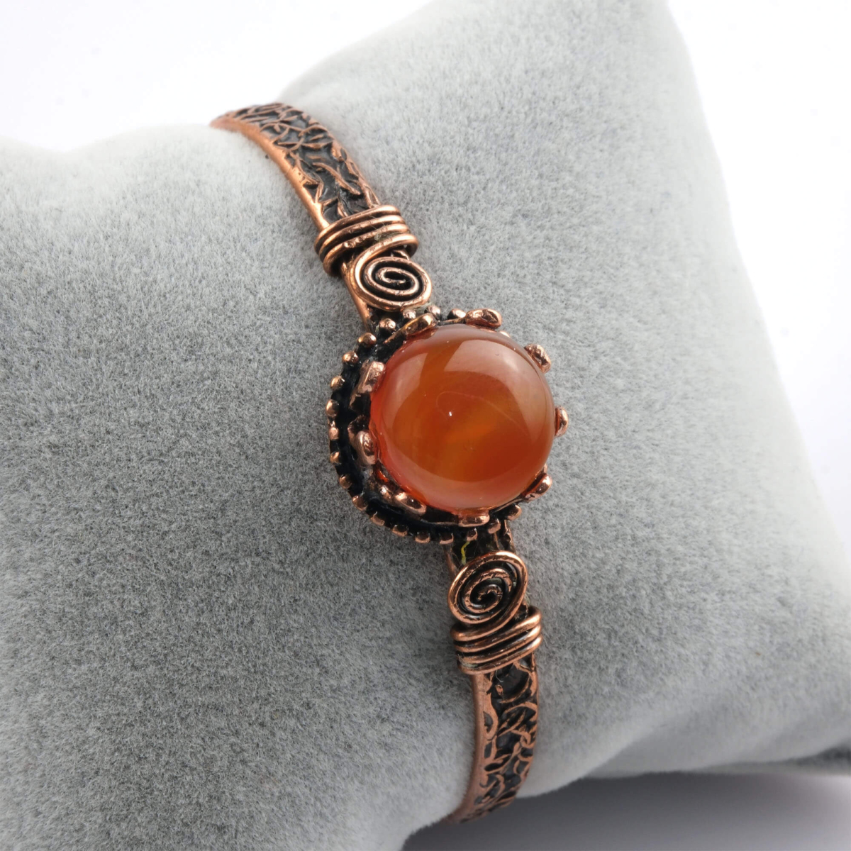 toptan doğal taş bileklik akik taşı bakır bileklik, doğal akik taşının dengeleyici enerjisi ile bakırın güçlü iletken yapısını bir araya getiren özel tasarım takı