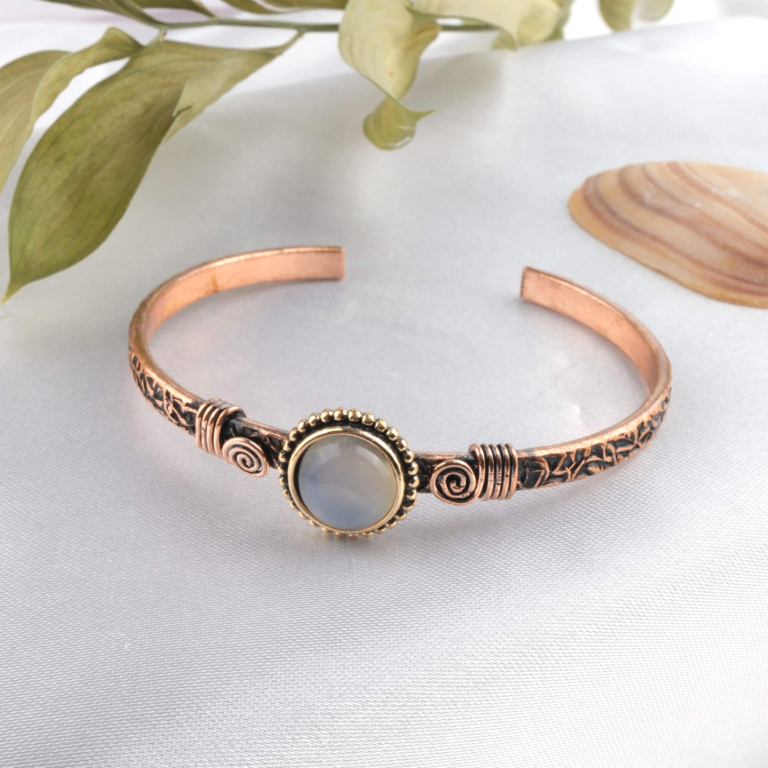 toptan doğal taş bileklik akik taşı bakır bileklik, doğal akik taşının koruyucu ve dengeleyici enerjisi ile bakırın güçlü iletken yapısını bir araya getiren zamansız tasarım takı