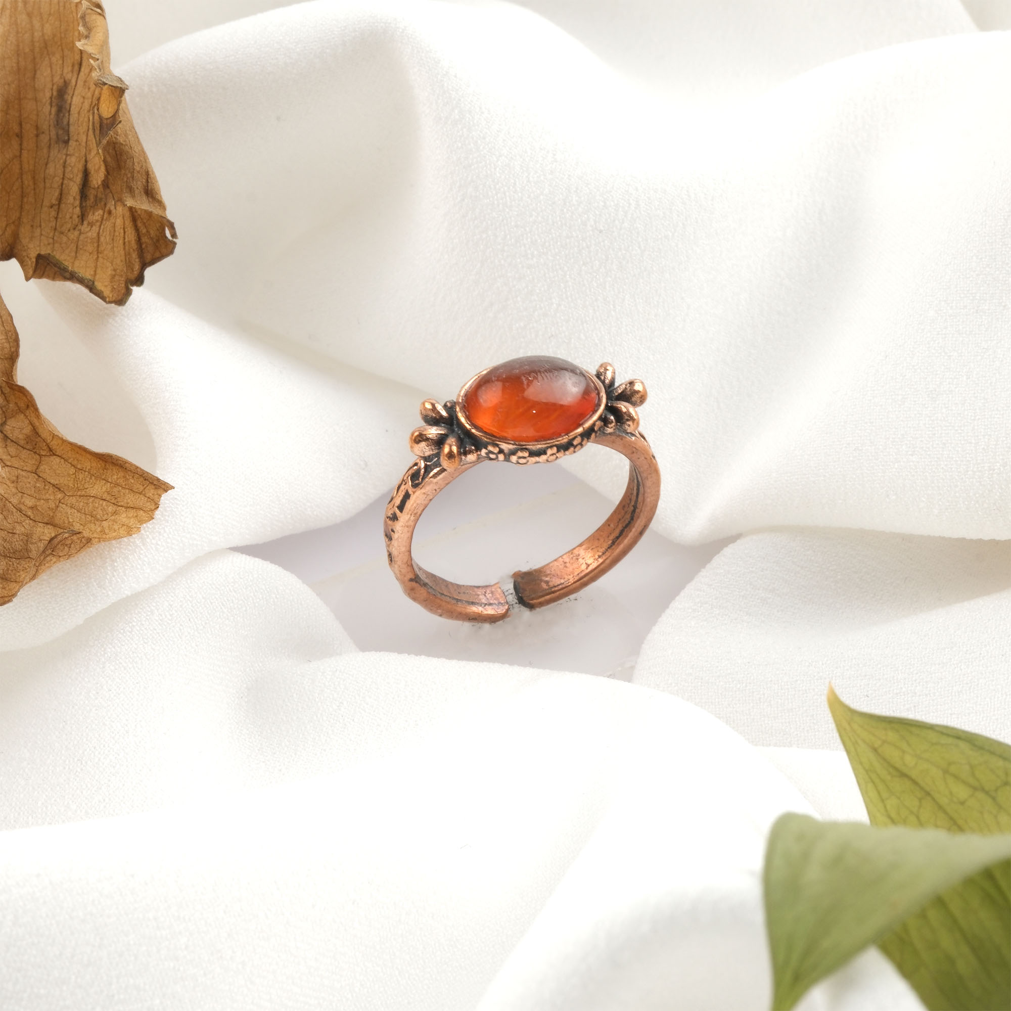 Akik doğal taş bakır yüzük, bakırın enerji iletkenliği ve sıcak estetik yapısıyla akik taşının doğal damar geçişli renklerini bir araya getirir; yüzük formundaki bu tasarım, dengeli frekansı ve güçlü duruşuyla toptan doğal taş yüzük arayanlar için estetik ve enerjiyi birlikte sunar.