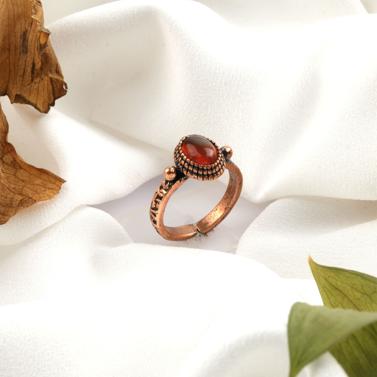 Akik doğal taş bakır yüzük, bakırın enerji iletkenliği ve sıcak estetik yapısıyla akik taşının doğal damar geçişli renklerini bir araya getirir; yüzük formundaki bu tasarım, dengeleyici etkisi ve güçlü duruşuyla toptan doğal taş yüzük arayanlar için hem estetik hem de enerjisel açıdan ideal bir takıdır.