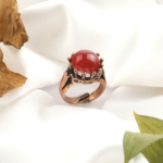 Akik doğal taş bakır yüzük, bakırın enerji iletkenliği ve sıcak estetik yapısıyla akik taşının katmanlı ve damar geçişli renklerini bir araya getirir; yüzük formundaki bu tasarım, dengeli frekansı ve güçlü görünümüyle toptan doğal taş yüzük arayanlar için hem estetik hem de enerjisel bir takı seçeneğidir.