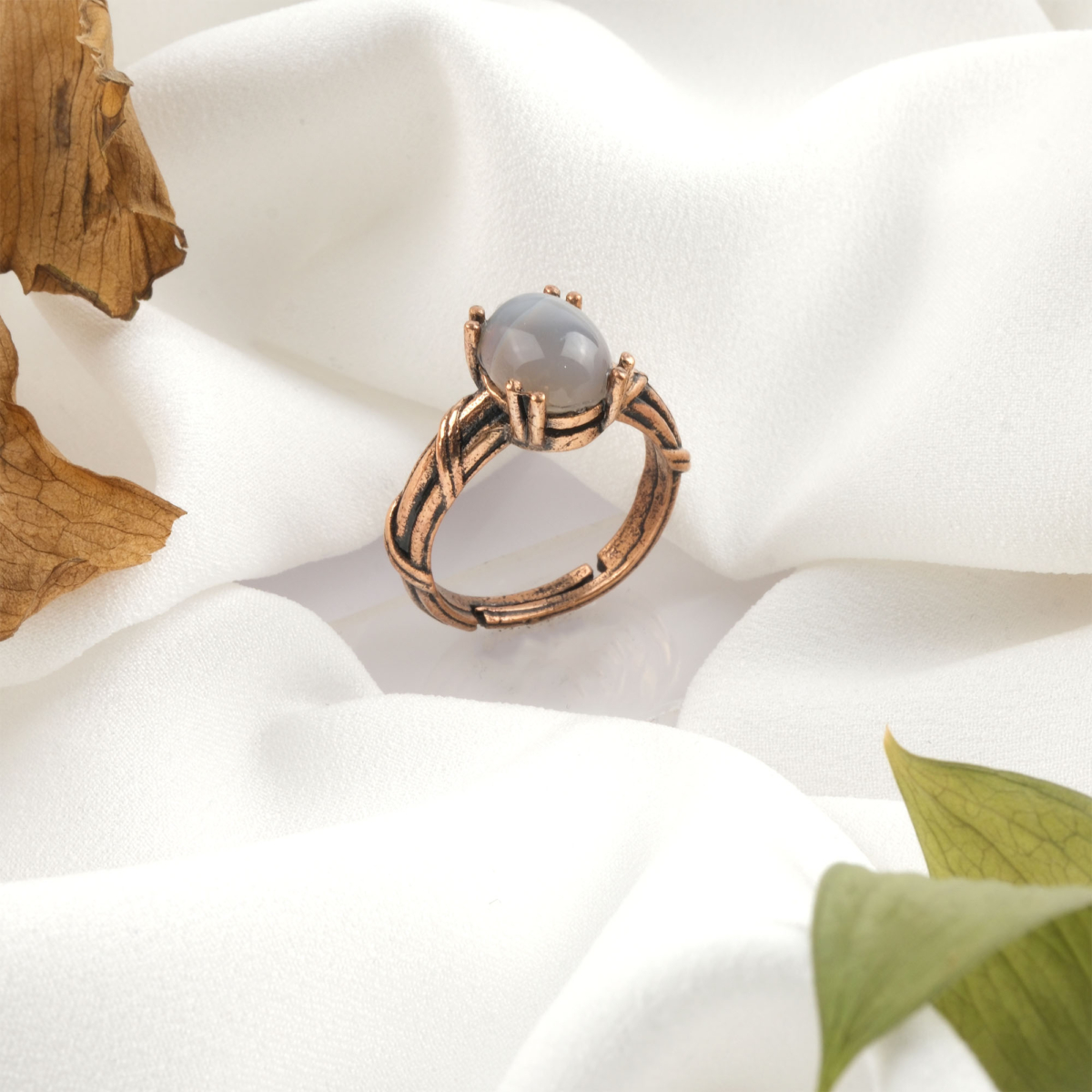 Akik doğal taş bakır yüzük, bakırın yüksek enerji iletkenliği ve sıcak estetik yapısıyla akik taşının katmanlı ve damar geçişli doğal renklerini bir araya getirir; yüzük formundaki bu güçlü tasarım, dengeli frekansı ve zamansız duruşuyla toptan doğal taş yüzük arayanlar için estetik ve enerjiyi birlikte sunar.