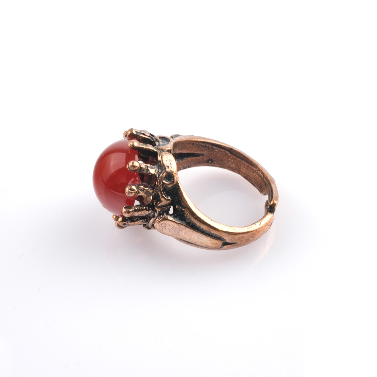 Akik doğal taş bakır yüzük, bakırın enerji iletkenliği ve sıcak estetik yapısıyla akik taşının katmanlı ve damar geçişli renklerini bir araya getirir; yüzük formundaki bu tasarım, dengeli frekansı ve güçlü görünümüyle toptan doğal taş yüzük arayanlar için hem estetik hem de enerjisel bir takı seçeneğidir.