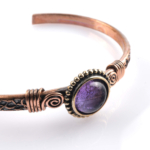 toptan doğal taş bileklik ametist taşı bakır bileklik, mor tonlu ametist taşının sakinleştirici ve dengeleyici enerjisi ile bakırın güçlü iletken yapısını bir araya getiren zarif ve güçlü tasarım takı