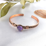 toptan doğal taş bileklik ametist taşı bakır bileklik, mor tonlu ametist taşının sakinleştirici enerjisi ile bakırın güçlü iletken yapısını birleştiren özel tasarım takı