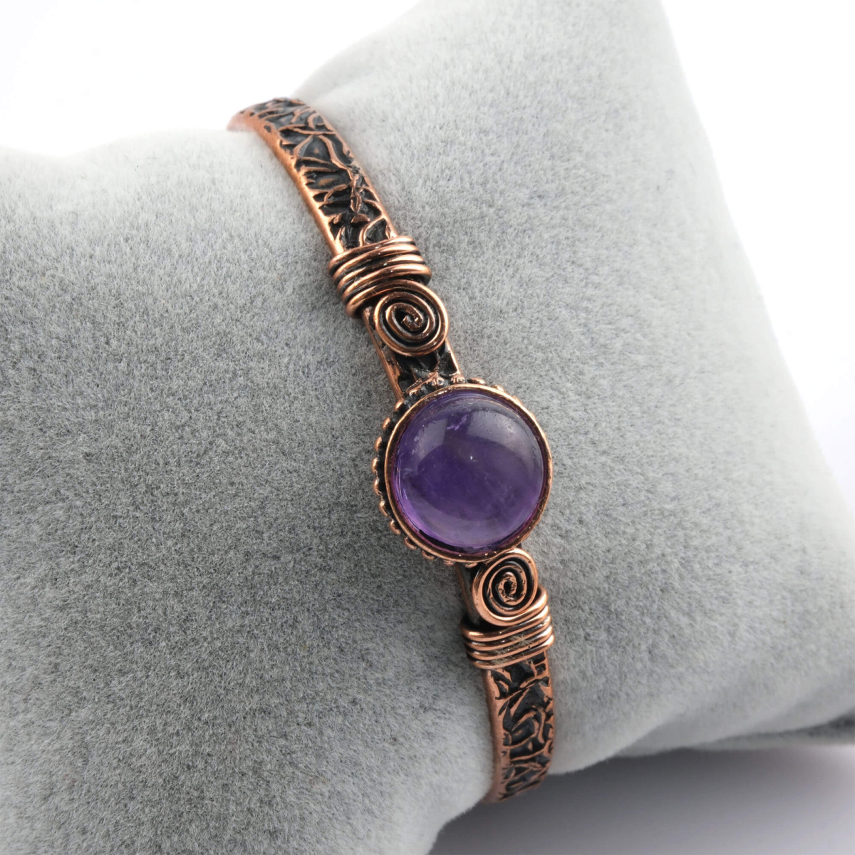 toptan doğal taş bileklik ametist taşı bakır bileklik, mor tonlu ametist taşının sakinleştirici enerjisi ile bakırın güçlü iletken yapısını birleştiren özel tasarım takı