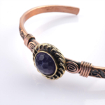 toptan doğal taş bileklik ametist taşı bakır bileklik, mor tonlu ametist taşının sakinleştirici ve arındırıcı enerjisi ile bakırın güçlü iletken yapısını bir araya getiren zarif ve dengeli tasarım takı