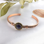 toptan doğal taş bileklik ametist taşı bakır bileklik, mor tonlu ametist taşının sakinleştirici ve arındırıcı enerjisi ile bakırın güçlü iletken yapısını bir araya getiren zarif ve dengeli tasarım takı