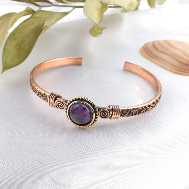 toptan doğal taş bileklik ametist taşı bakır bileklik, mor tonlu ametist taşının sakinleştirici ve dengeleyici enerjisi ile bakırın güçlü iletken yapısını bir araya getiren zarif ve güçlü tasarım takı