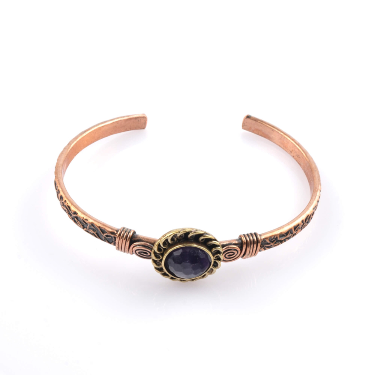 toptan doğal taş bileklik ametist taşı bakır bileklik, mor tonlu ametist taşının sakinleştirici ve arındırıcı enerjisi ile bakırın güçlü iletken yapısını bir araya getiren zarif ve dengeli tasarım takı