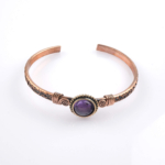 toptan doğal taş bileklik ametist taşı bakır bileklik, mor tonlu ametist taşının sakinleştirici ve dengeleyici enerjisi ile bakırın güçlü iletken yapısını bir araya getiren zarif ve güçlü tasarım takı