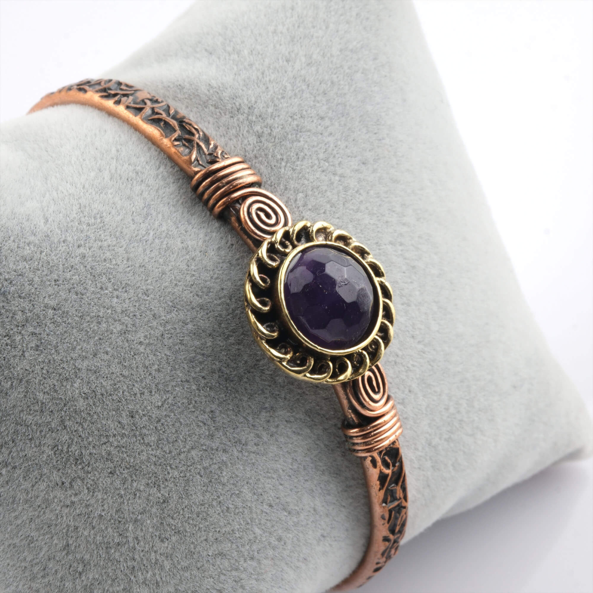 toptan doğal taş bileklik ametist taşı bakır bileklik, mor tonlu ametist taşının sakinleştirici ve arındırıcı enerjisi ile bakırın güçlü iletken yapısını bir araya getiren zarif ve dengeli tasarım takı