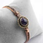 toptan doğal taş bileklik ametist taşı bakır bileklik, mor tonlu ametist taşının sakinleştirici ve arındırıcı enerjisi ile bakırın güçlü iletken yapısını bir araya getiren zarif ve dengeli tasarım takı