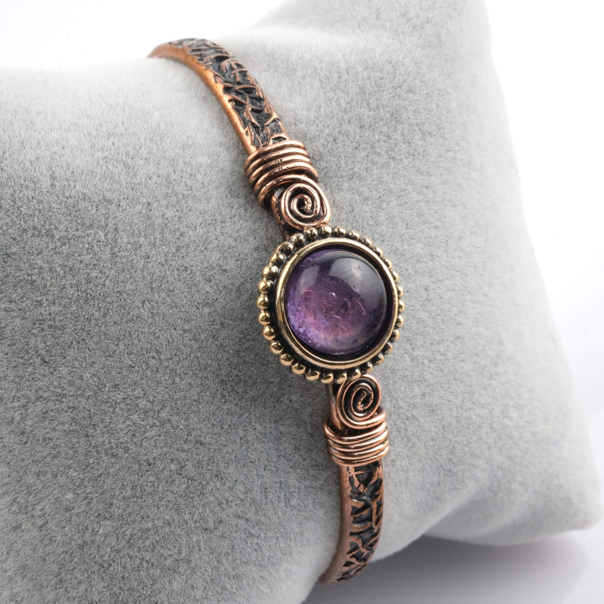 toptan doğal taş bileklik ametist taşı bakır bileklik, mor tonlu ametist taşının sakinleştirici ve dengeleyici enerjisi ile bakırın güçlü iletken yapısını bir araya getiren zarif ve güçlü tasarım takı