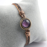 toptan doğal taş bileklik ametist taşı bakır bileklik, mor tonlu ametist taşının sakinleştirici ve dengeleyici enerjisi ile bakırın güçlü iletken yapısını bir araya getiren zarif ve güçlü tasarım takı